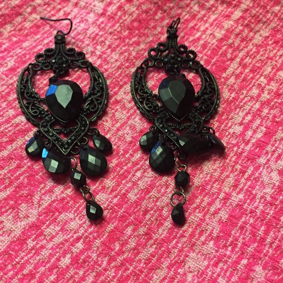 Jewelry - Pierced earrings with filigree & black beads